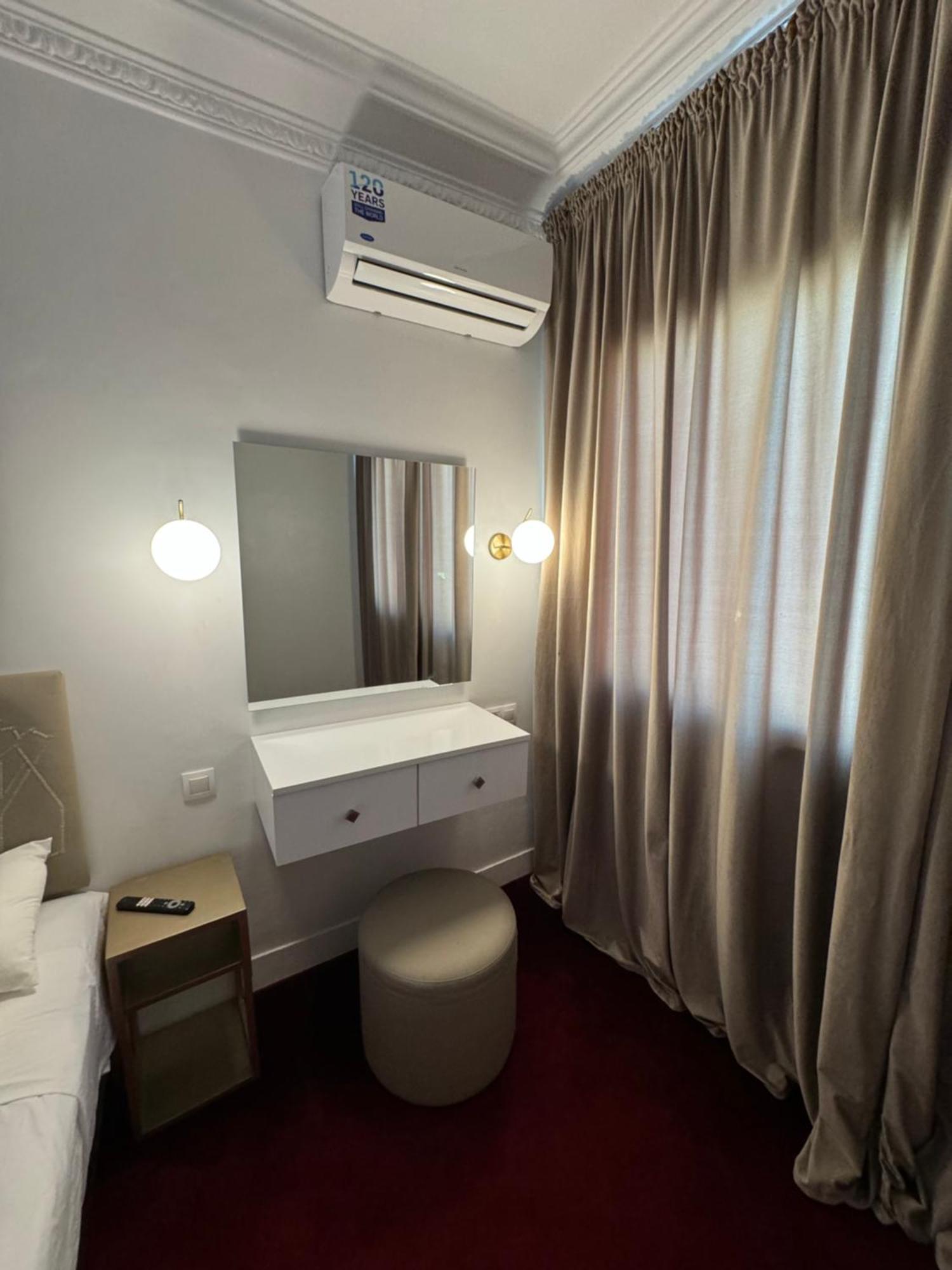 Crystal Boulevard Hotel